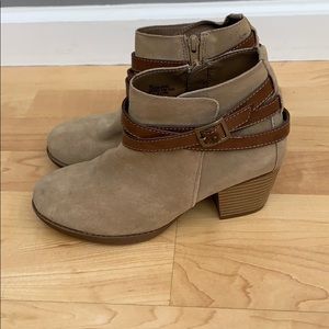 New White Mt Suede Bootie Sz 6